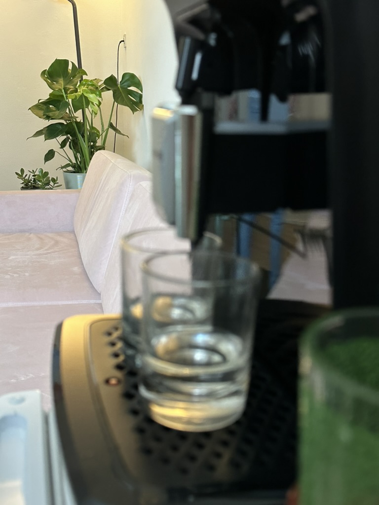 Koffiehoek met roze bank
