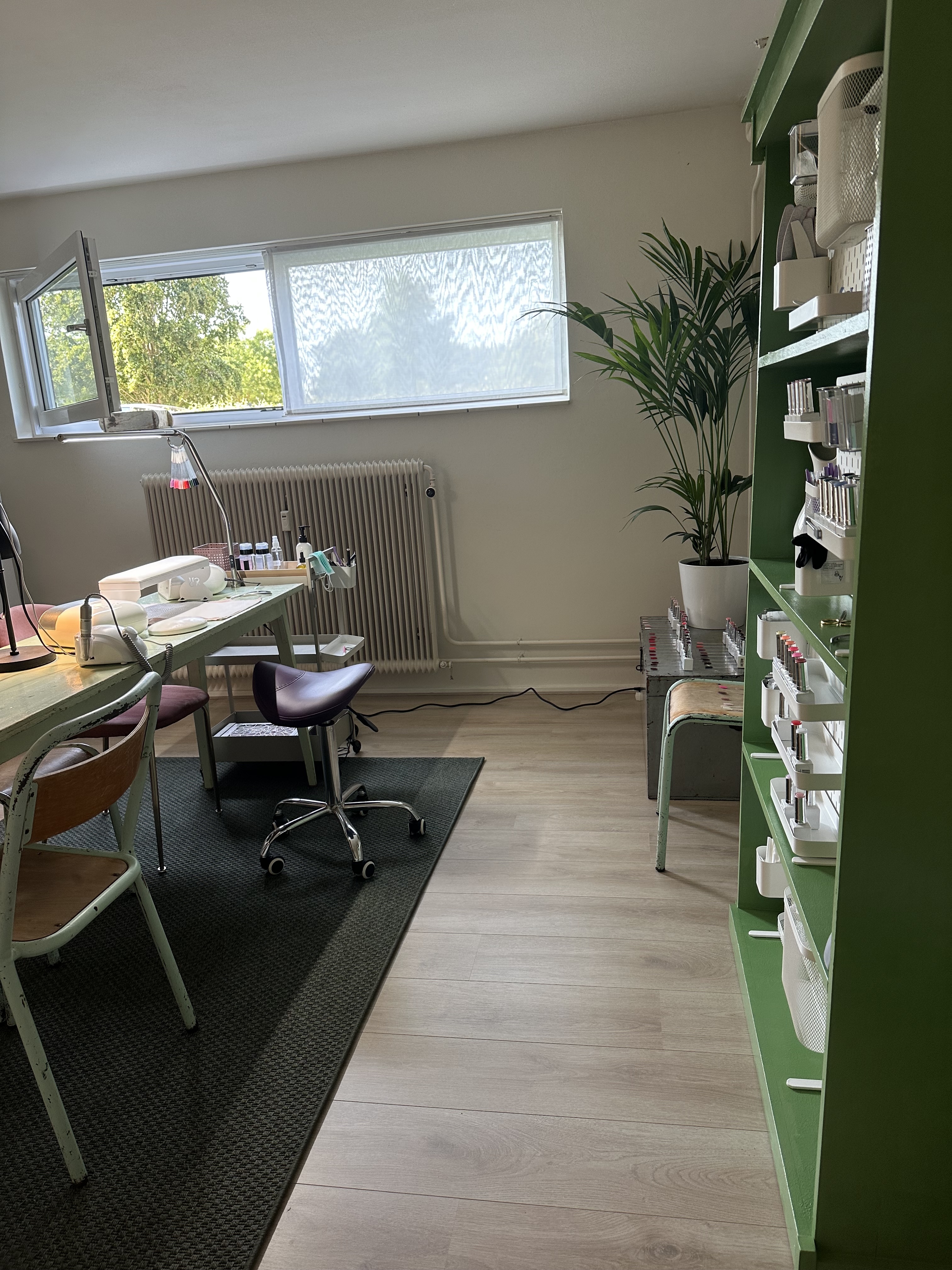 De manicurekant met de groene kast